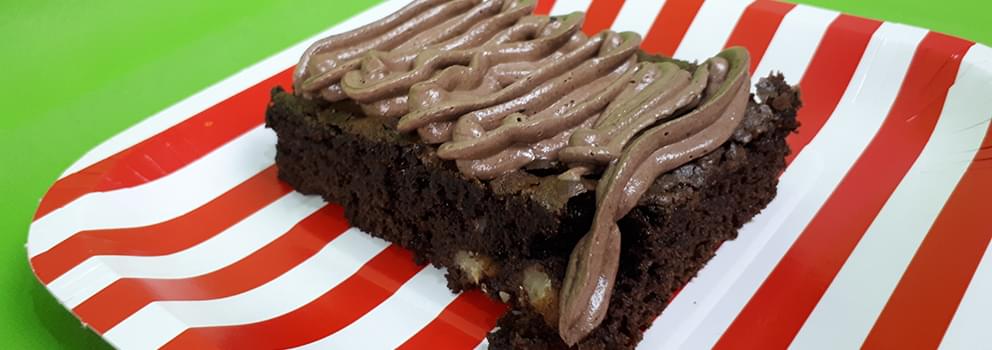 Brownie com nozes e cobertura de nutella